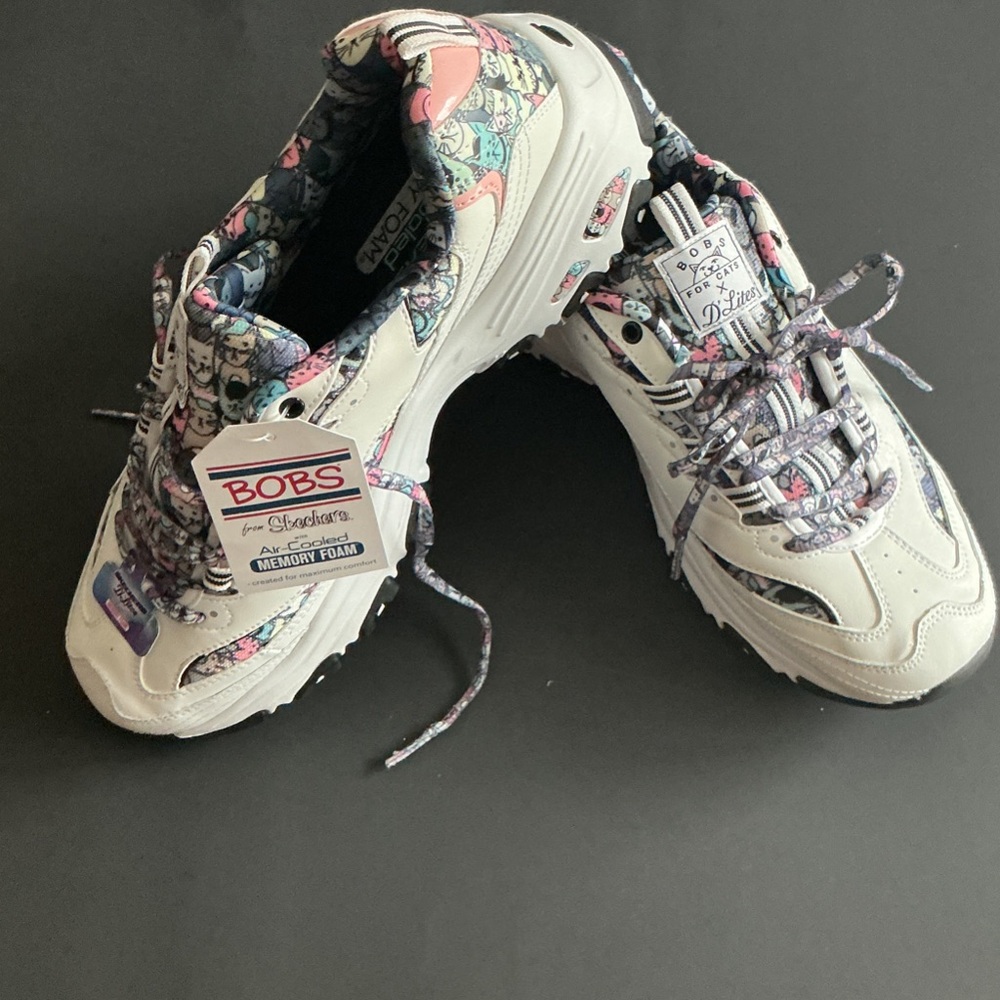 Skechers BOBs x D’Lites “For Cats”
Air-Cooled Memory Foam-Beautiful Pastel Cats